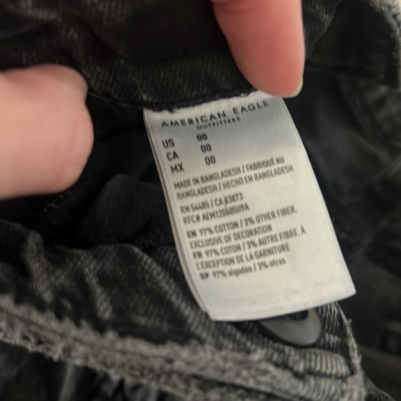 American Eagle distressed denim shorts. Size 00. - Picture 3 of 5